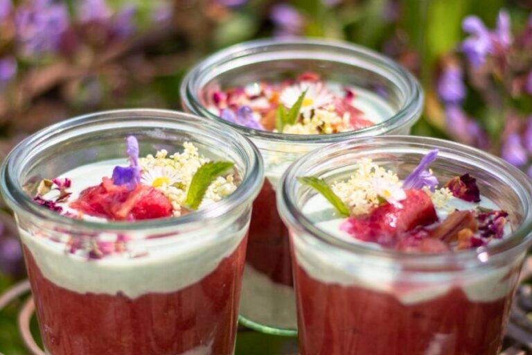 Veganes Schicht Dessert schön mit Büten dekoriert